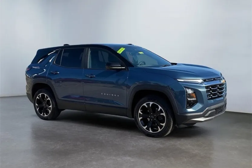 2025 Chevrolet Equinox LT photo 1