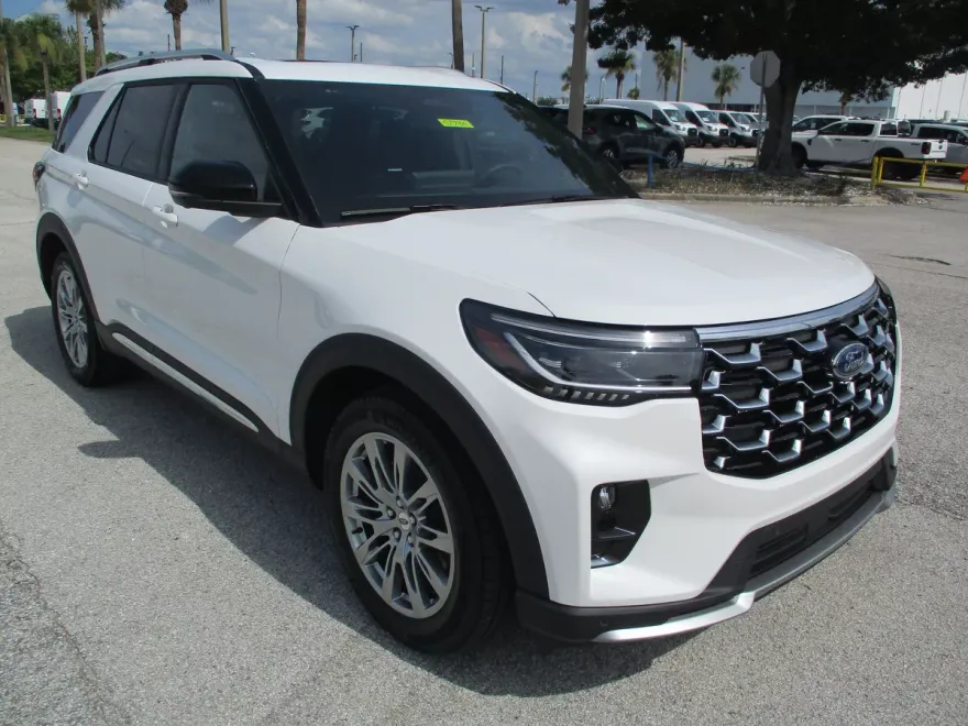 2025 Ford Explorer Platinum photo 1
