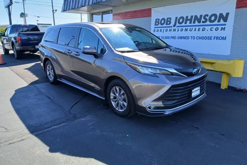 2021 Toyota Sienna XLE photo 1