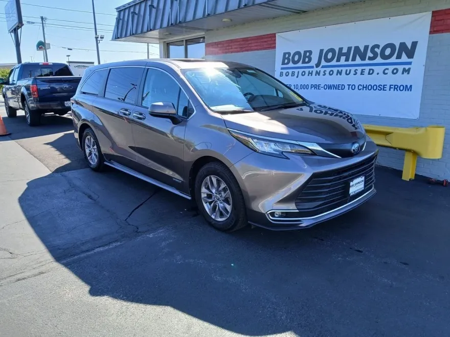 2021 Toyota Sienna XLE photo 1