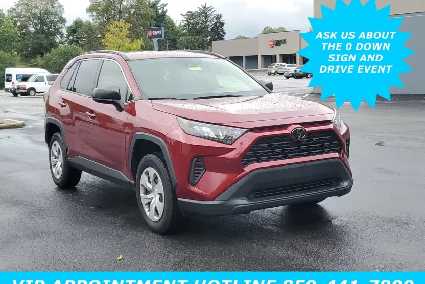 2021 Toyota RAV4 LE photo 1