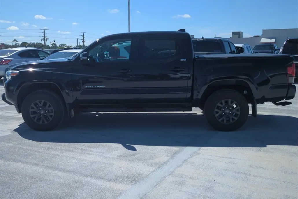 2022 Toyota Tacoma 4x4 SR5 Double Cab V6 photo 1