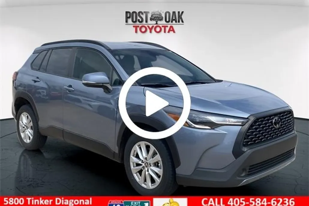 2022 Toyota Corolla Cross LE photo 1