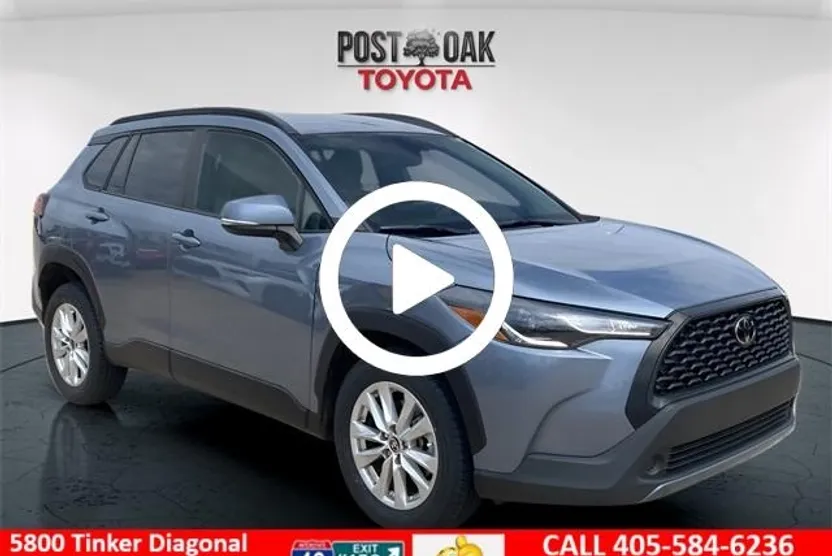 2022 Toyota Corolla Cross LE photo 1