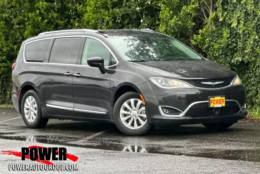 2018 Chrysler Pacifica Touring L photo 1