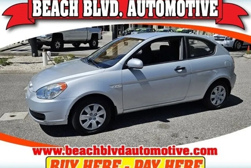 2010 Hyundai Accent GS photo 1