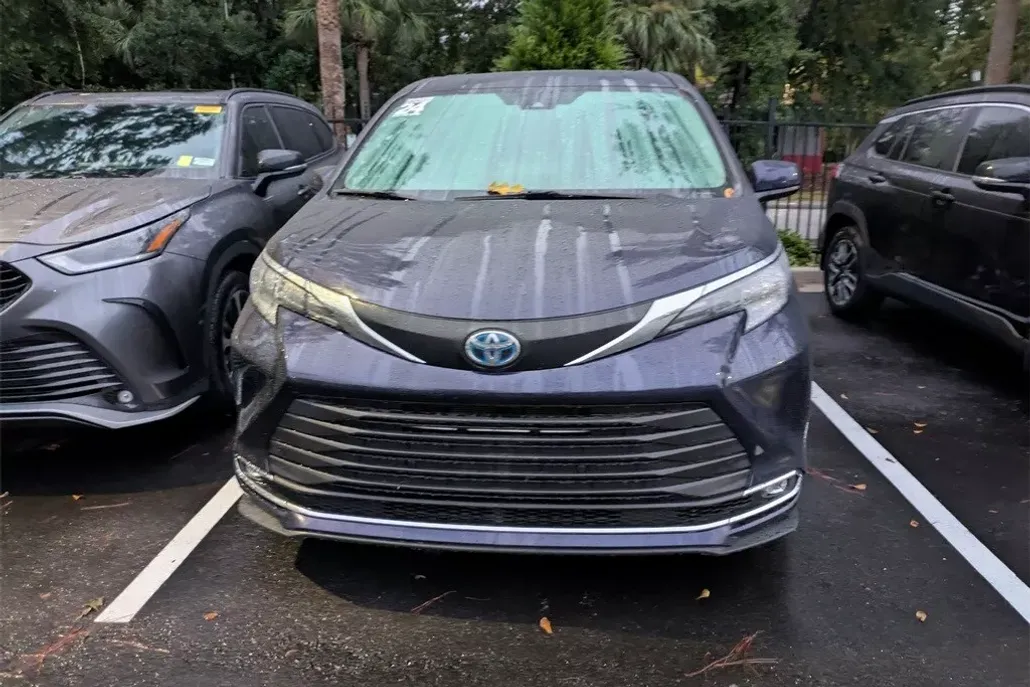 2024 Toyota Sienna XLE photo 1