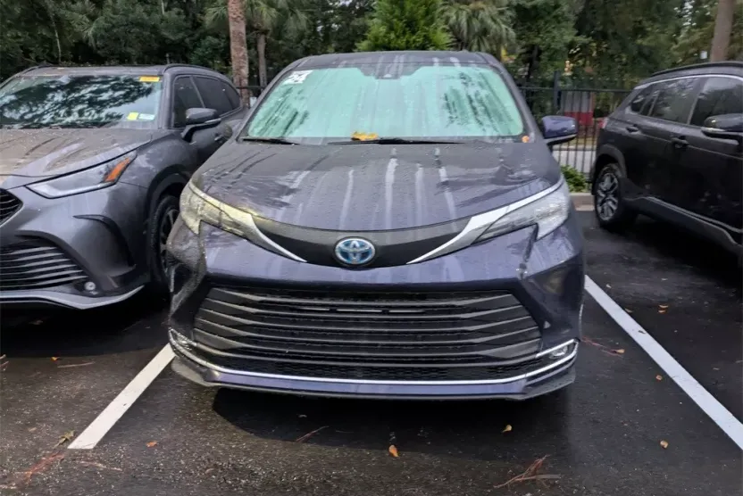 2024 Toyota Sienna XLE photo 1
