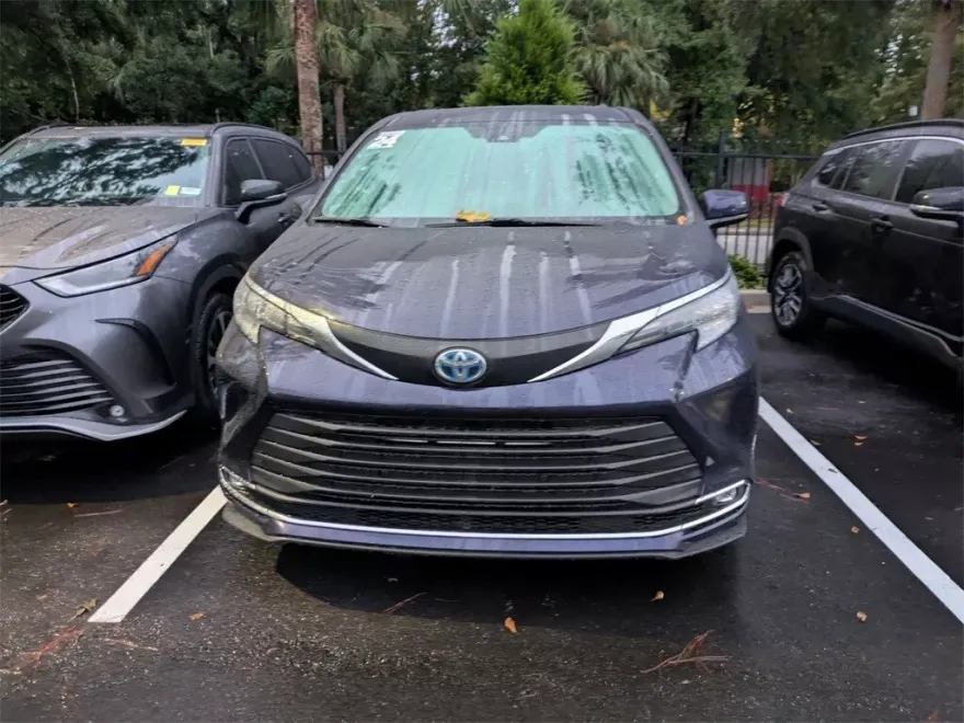 2024 Toyota Sienna XLE photo 1