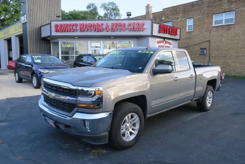 2017 Chevrolet Silverado 1500 LT photo 1