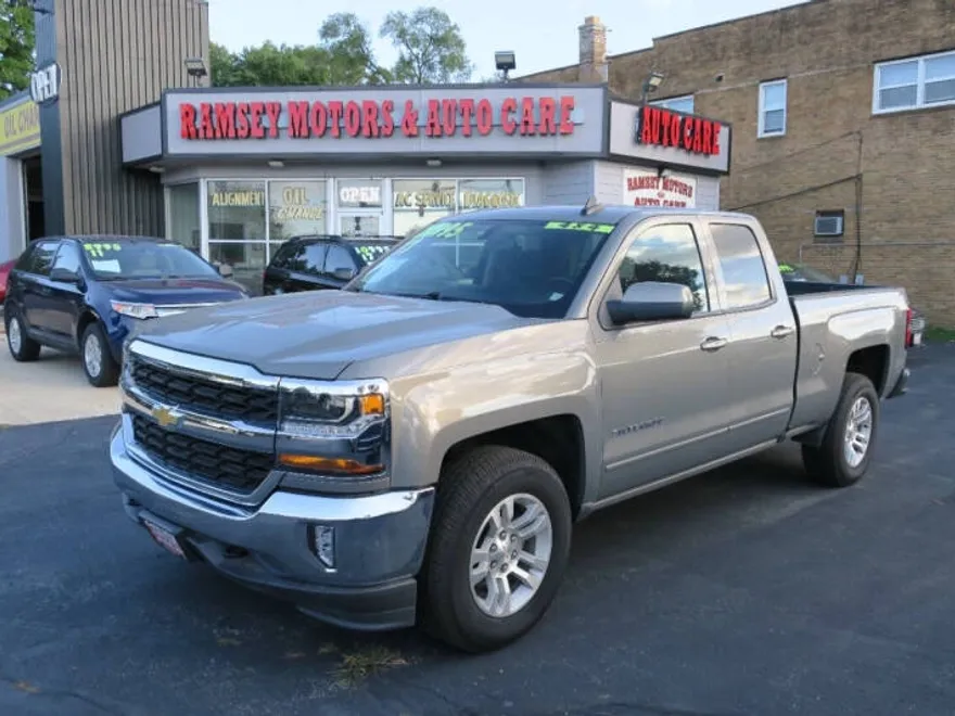 2017 Chevrolet Silverado 1500 LT photo 1