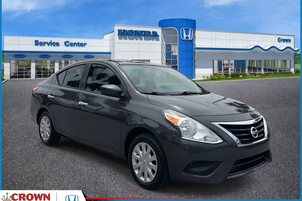 2015 Nissan Versa SV Sedan photo 1