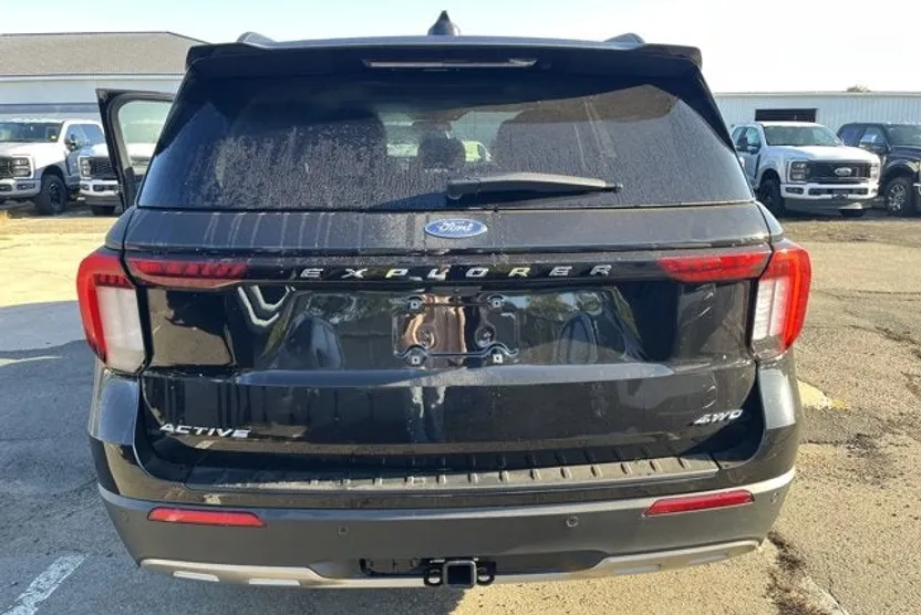 2025 Ford Explorer photo 1
