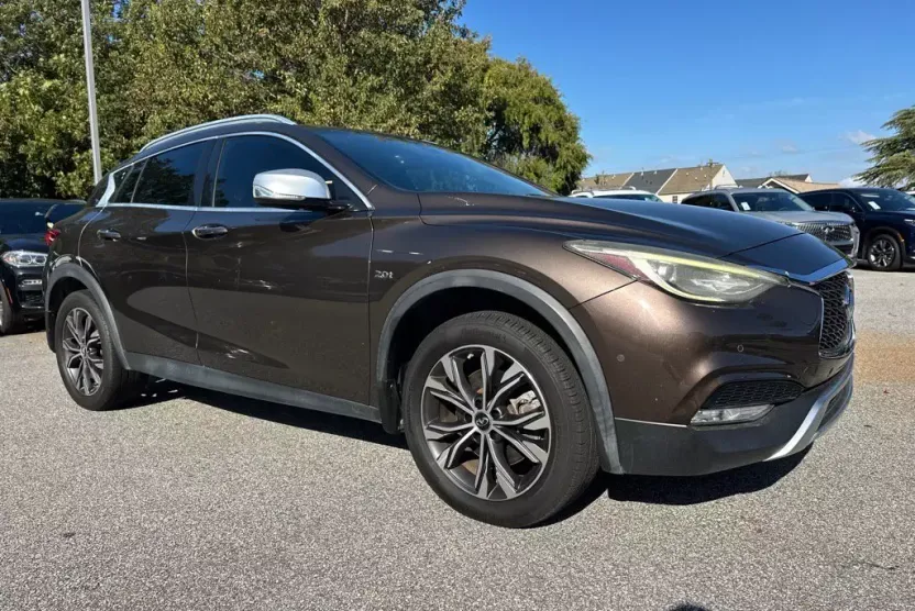 2017 Infiniti QX30 Premium photo 1