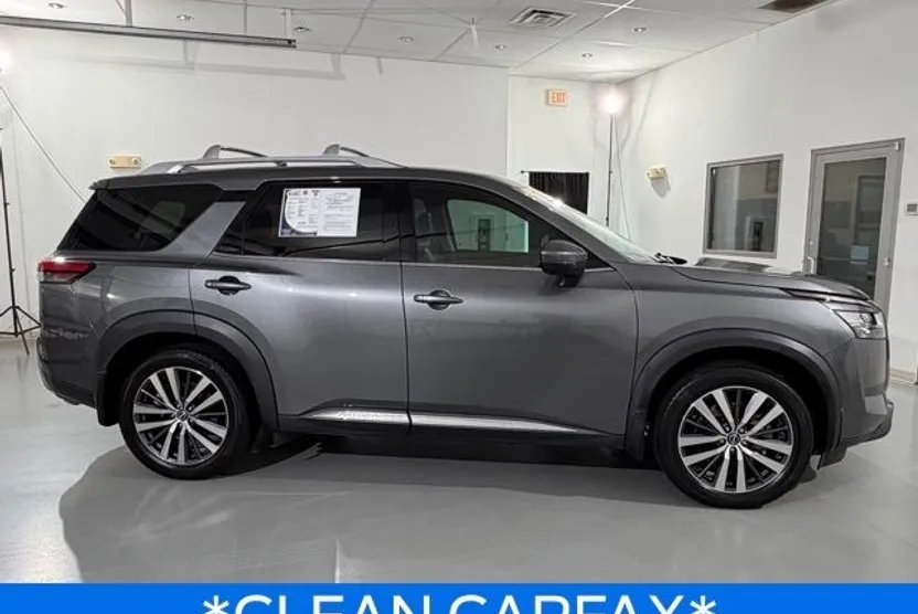2022 Nissan Pathfinder Platinum photo 1