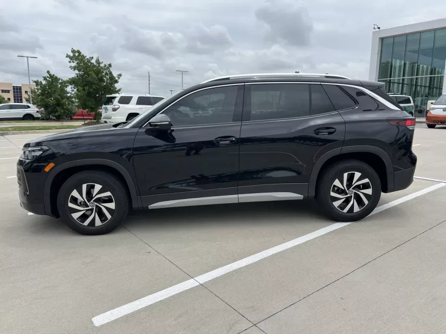 2025 Volkswagen Tiguan S photo 1