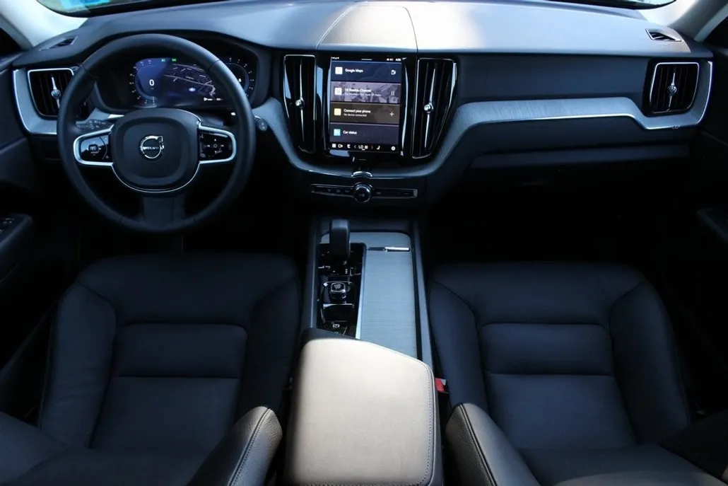 2025 Volvo XC60 B5 Plus photo 1