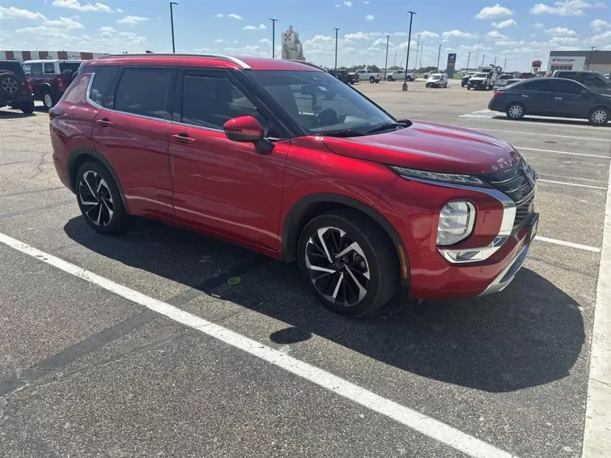 2022 Mitsubishi Outlander SEL photo 1