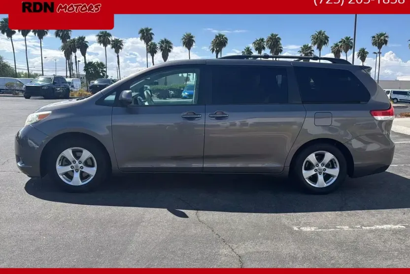2013 Toyota Sienna LE photo 1