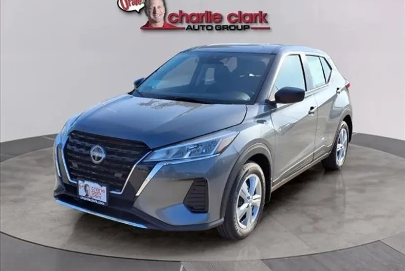 2025 Nissan Kicks Play S photo 1