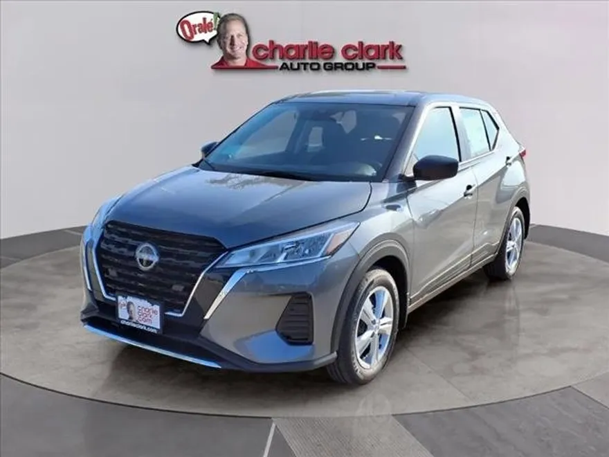 2025 Nissan Kicks Play S photo 1