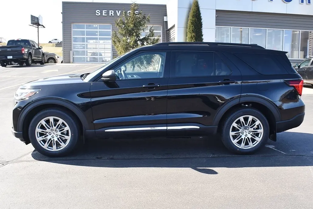2025 Ford Explorer photo 1