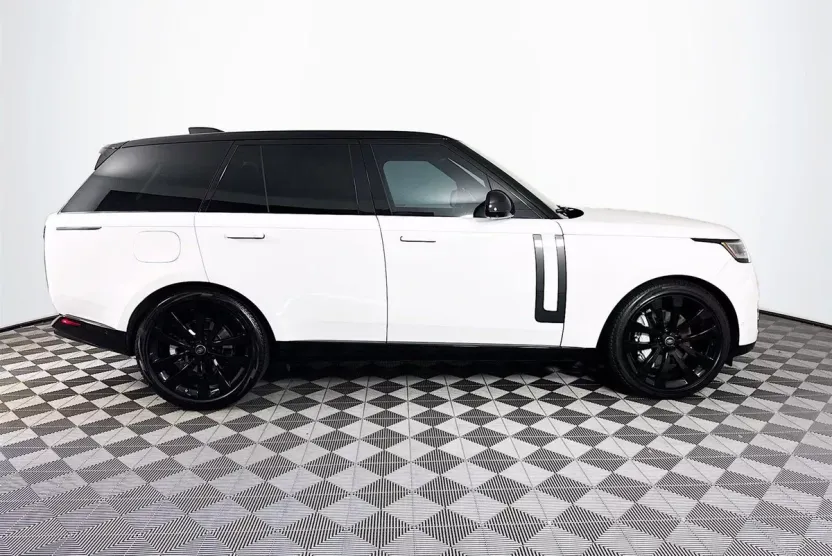 2022 Land Rover Range Rover SE photo 1