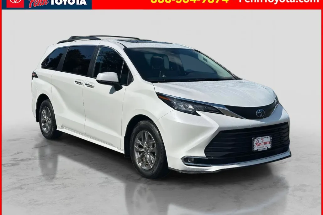 2023 Toyota Sienna XLE photo 1