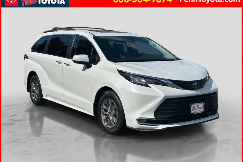 2023 Toyota Sienna XLE photo 1