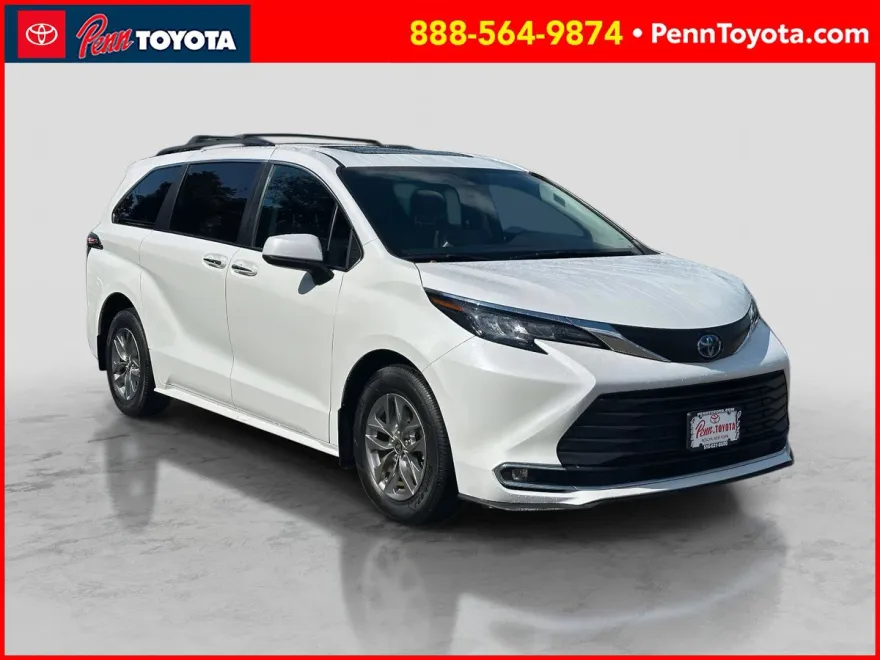 2023 Toyota Sienna XLE photo 1
