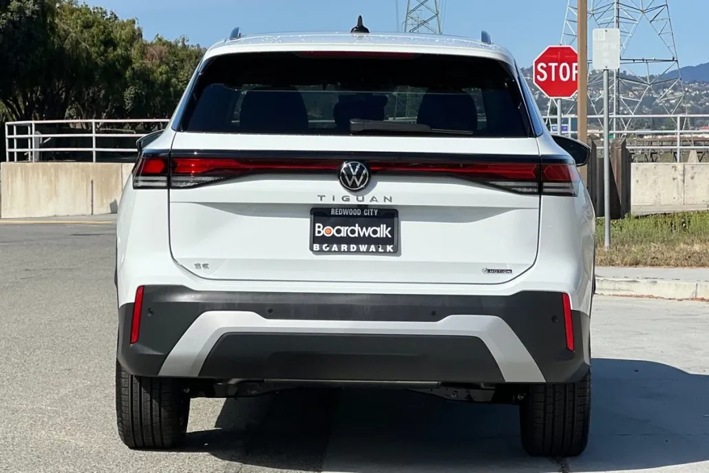 2025 Volkswagen Tiguan SE photo 1