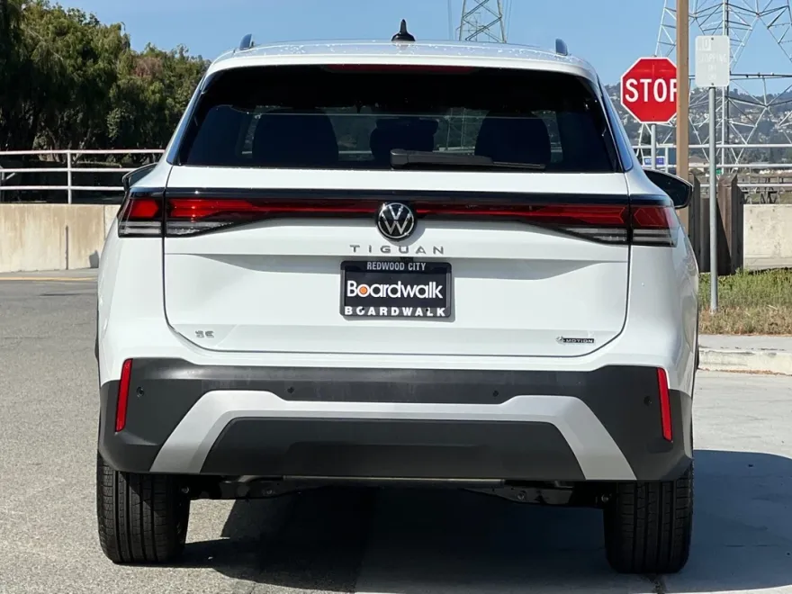 2025 Volkswagen Tiguan SE photo 1