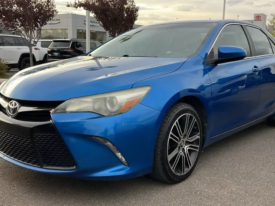 2016 Toyota Camry SE photo 1