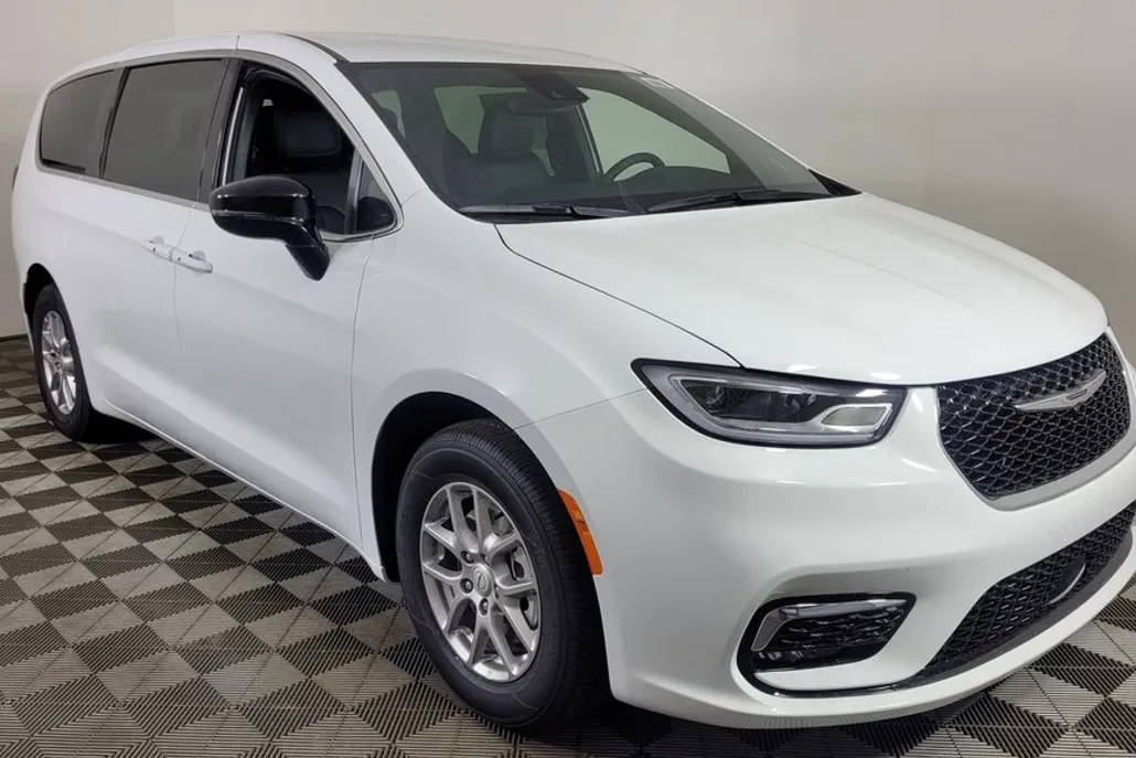 2026 Chrysler Pacifica photo 1