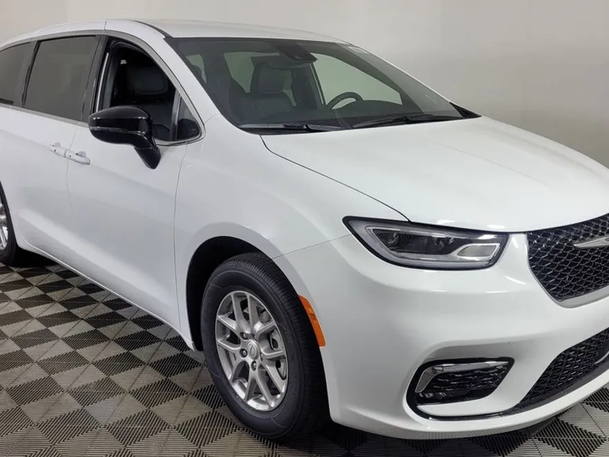 2026 Chrysler Pacifica photo 1