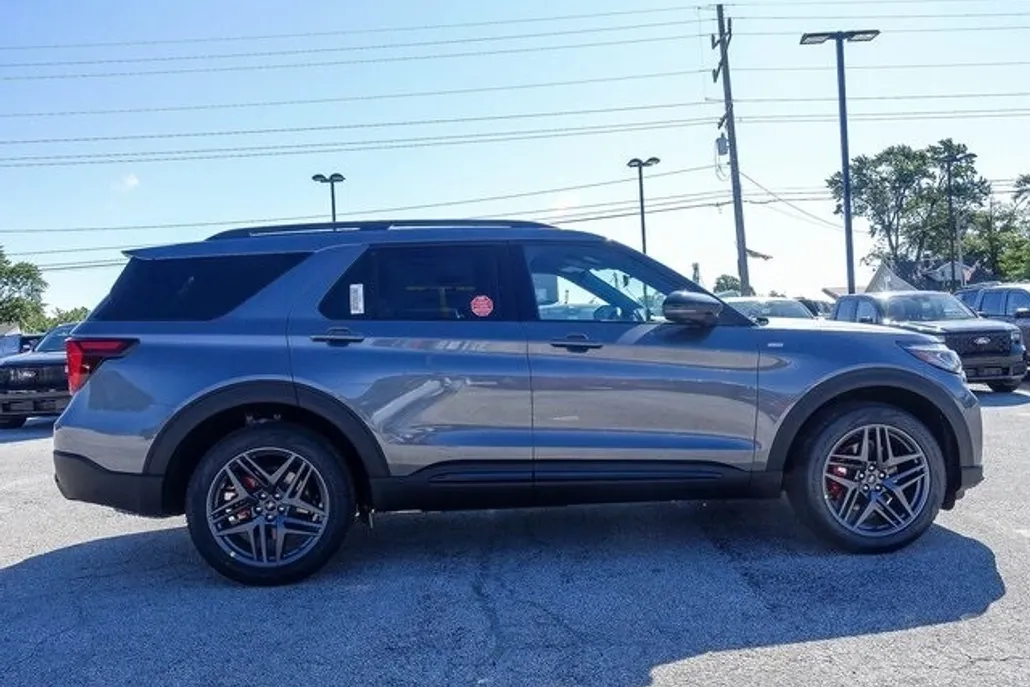 2025 Ford Explorer ST-Line photo 1