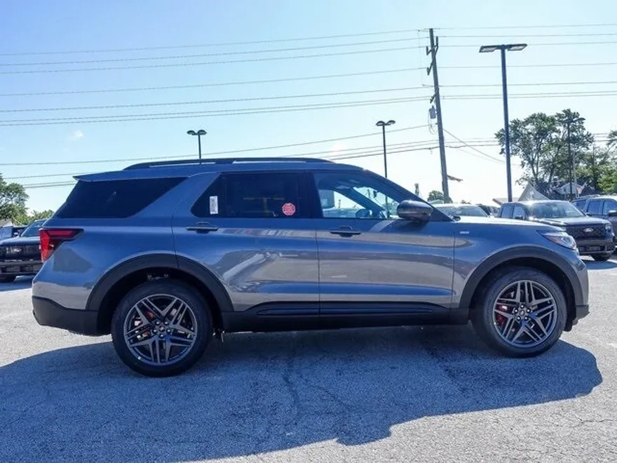 2025 Ford Explorer ST-Line photo 1