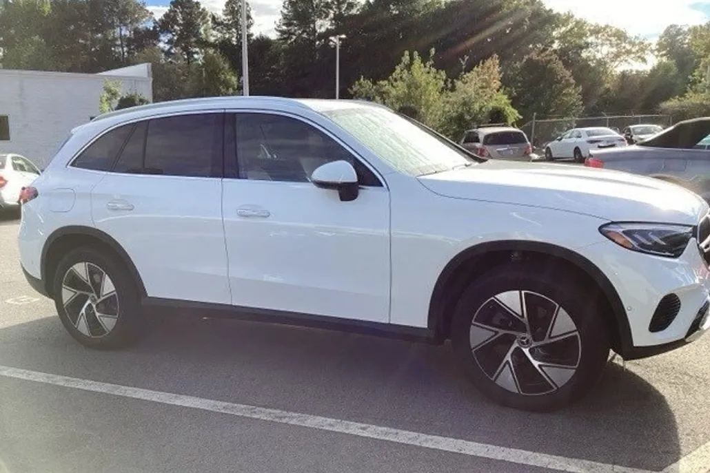 2024 Mercedes Benz GLC 300 photo 1
