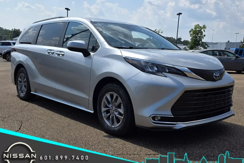 2024 Toyota Sienna XLE photo 1