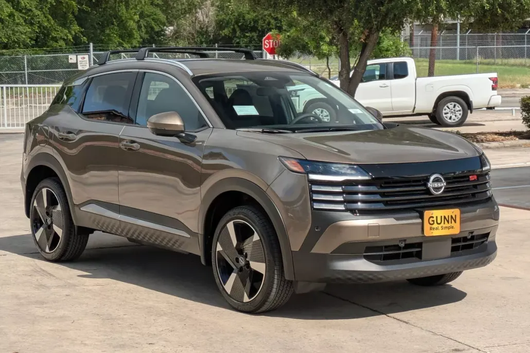 2025 Nissan Kicks SR photo 1