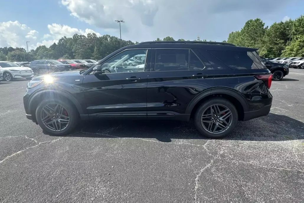 2025 Ford Explorer ST-Line photo 1