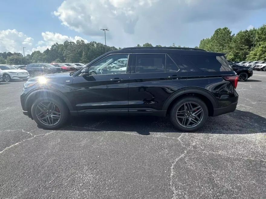 2025 Ford Explorer ST-Line photo 1