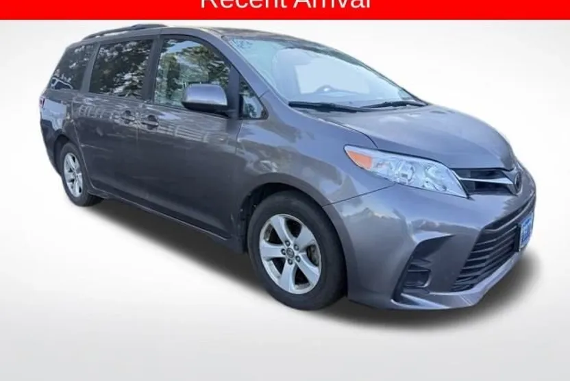 2018 Toyota Sienna LE photo 1