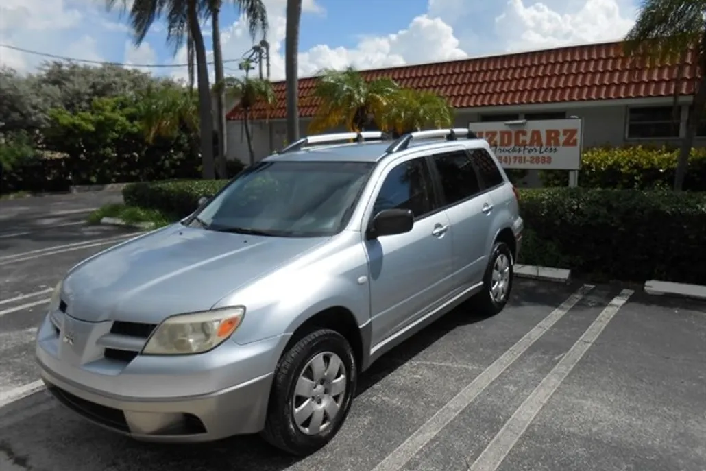 2006 Mitsubishi Outlander LS photo 1