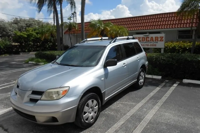 2006 Mitsubishi Outlander LS photo 1