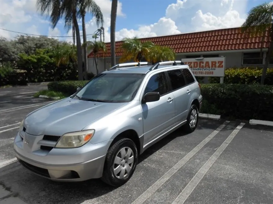2006 Mitsubishi Outlander LS photo 1