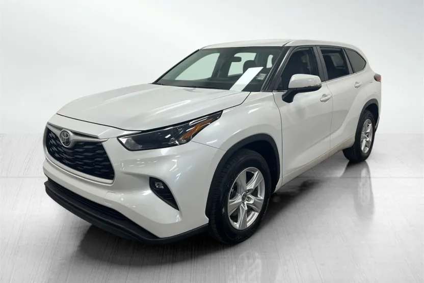 2023 Toyota Highlander LE photo 1