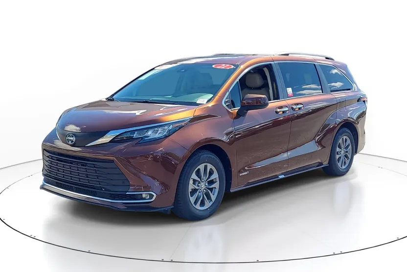 2021 Toyota Sienna XLE photo 1