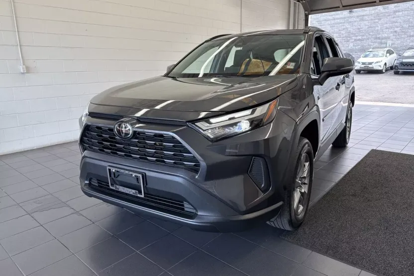 2024 Toyota RAV4 XLE photo 1