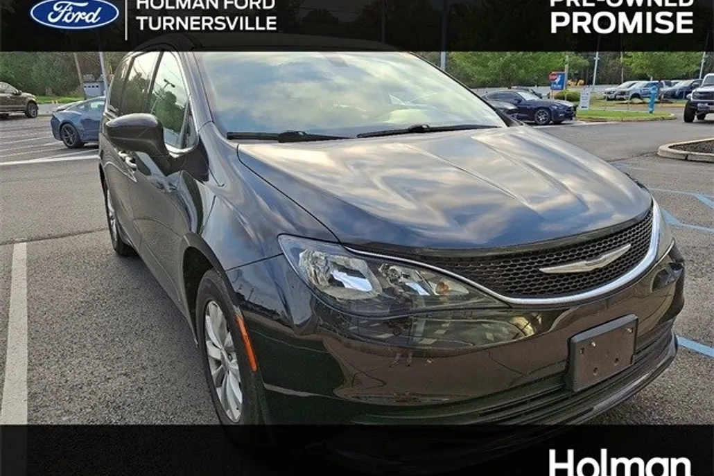 2017 Chrysler Pacifica Touring photo 1